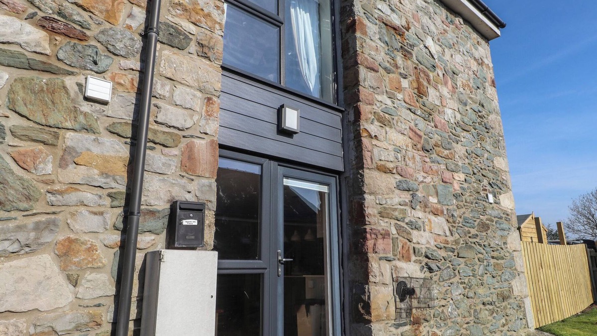 Newborough Cottage | 5 STAD CLYNNOG, pet friendly, with a garden in Niwbwrch (Newborough)