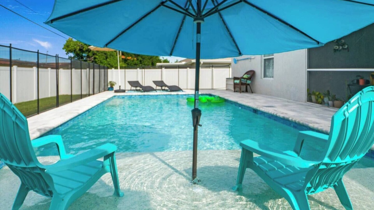 Caloosahatchee House | 5 Star, 3 bd Home, Heated Pool Located D-town Cape