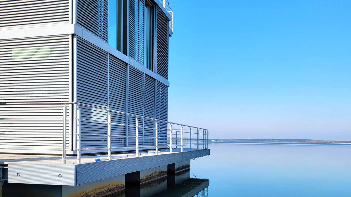 Geierswalde House | 5-star floating vacation home on Lake Geierswald