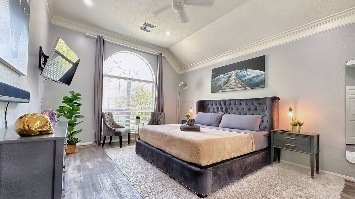Barker House | 5-Star Luxury: 4King/2Full Beds, Pool & Chic Patio
