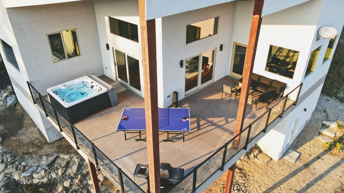Taghum House | 5 Star Luxury-Nelson's Finest,amazing river and mountain views with Hot Tub