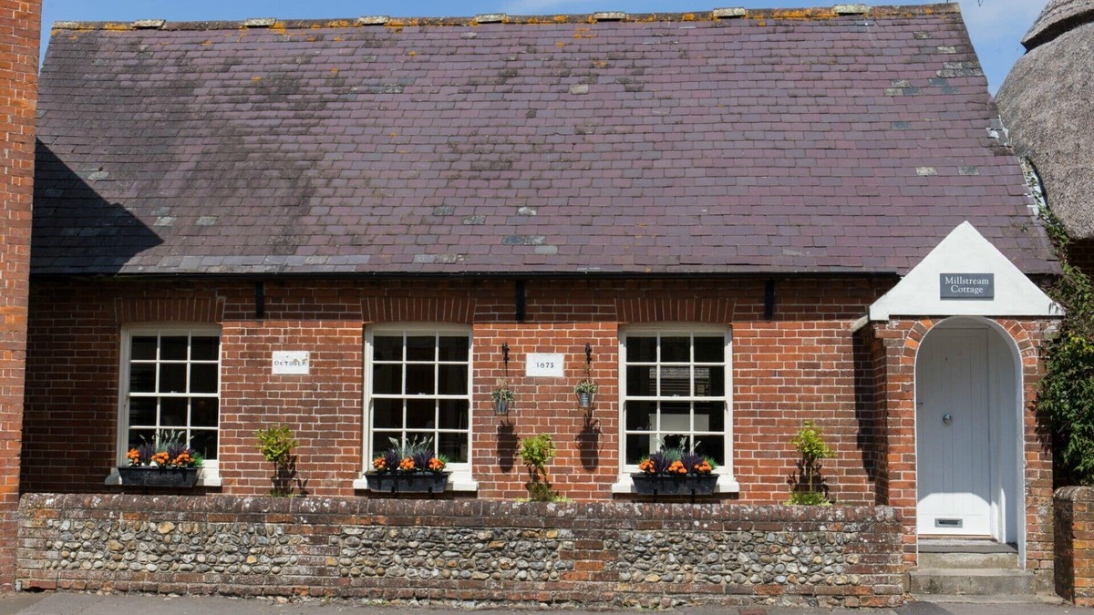 Bosham Cottage | 5-STAR LUXURY 'SPA-LIKE' COTTAGE RETREAT ON MILLSTREAM BY SEA in OLD BOSHAM
