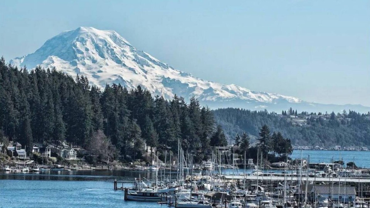 Gig Harbor House | 5 STAR Modern Bungalow in the heart of Downtown