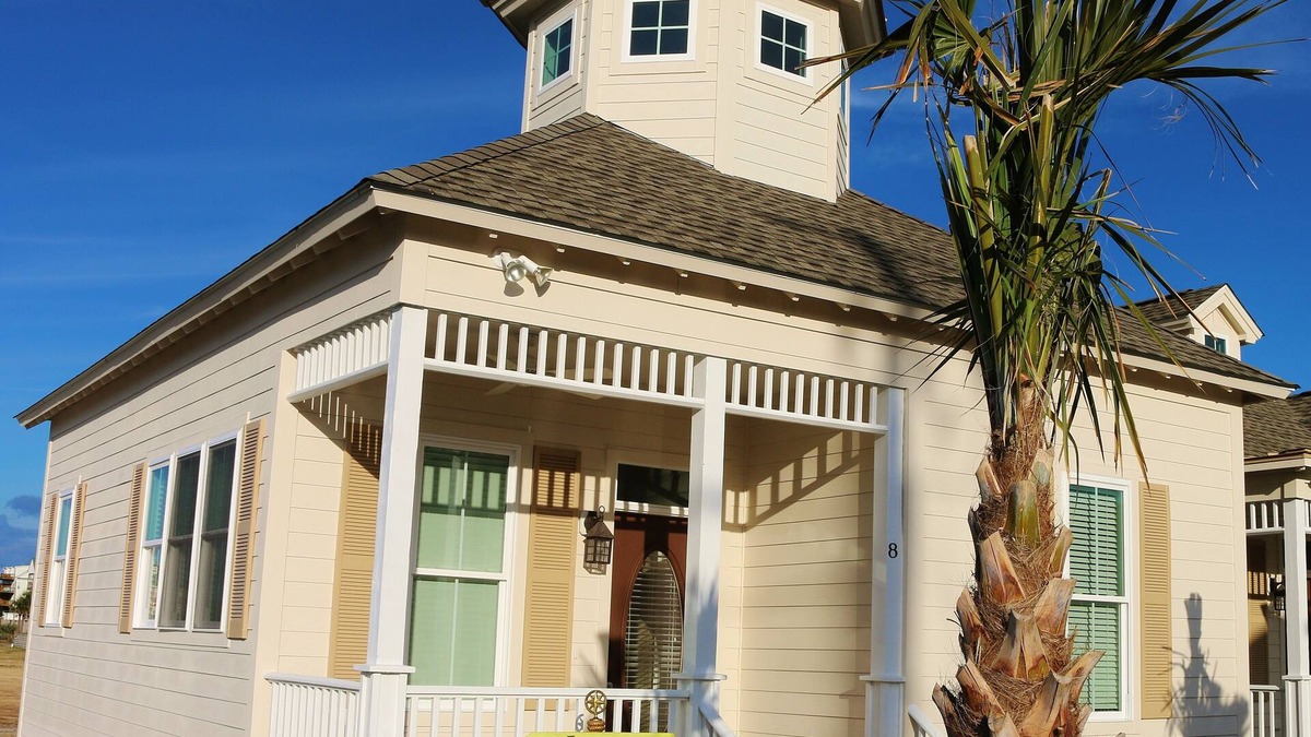 Atlantic Beach House | 5 Star Reviews 3 Bedroom Luxury House w/Pool, Steps from Beach, Sleeps 7, Shops