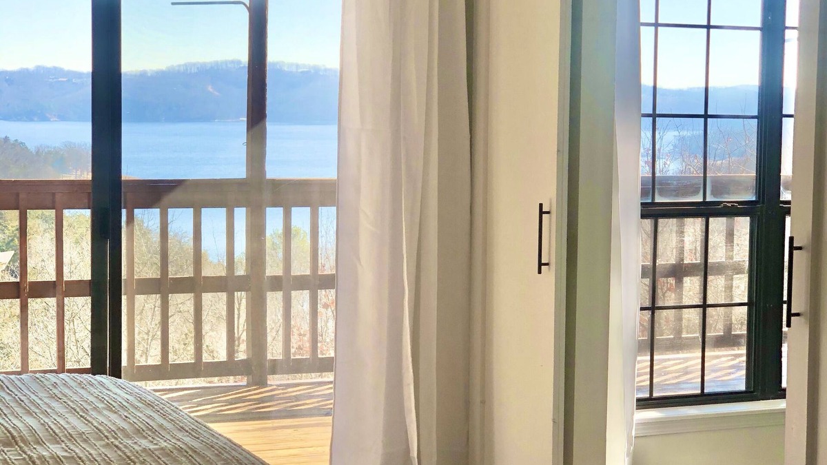 Lost Bridge Village House | 5 Star Views of Beaver Lake! Newly remodeled 4 Bdr, 2 master en-suite Huge Deck