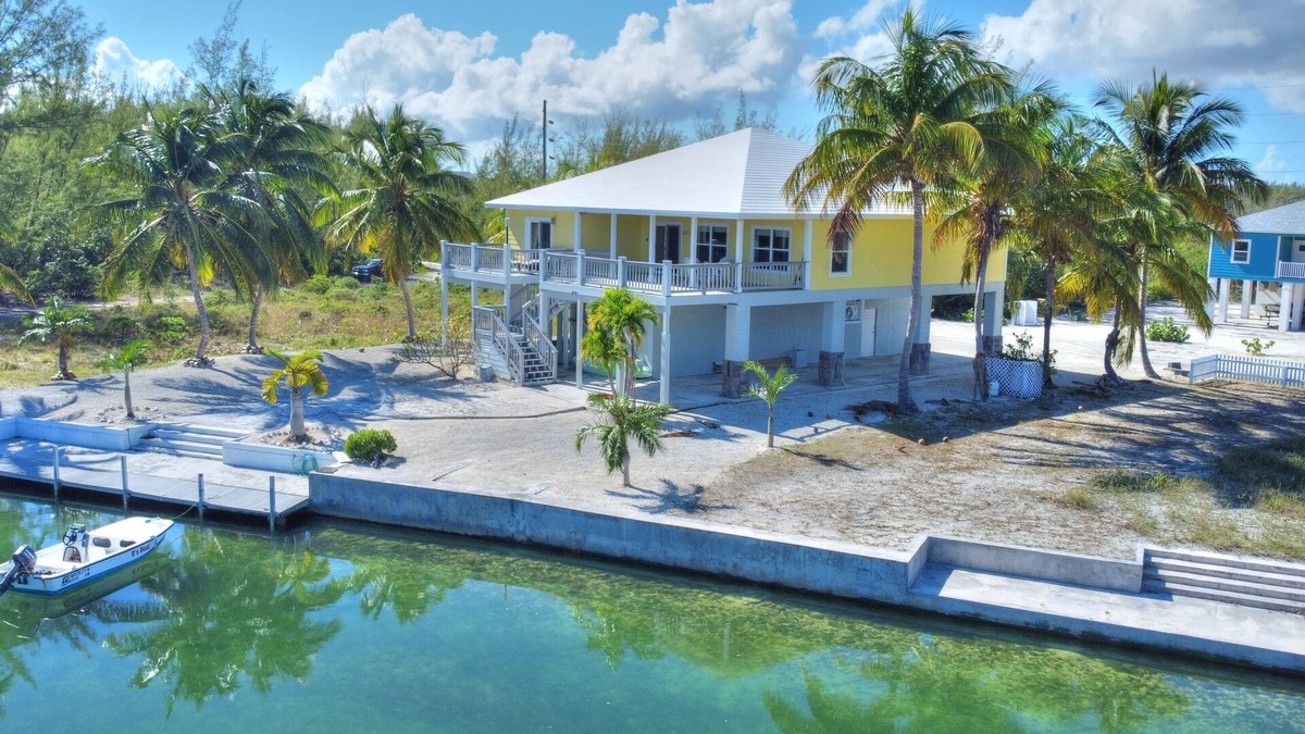 Cherokee House | 5 Star Waterfront Villa, Beach, Dock & Boat Rental