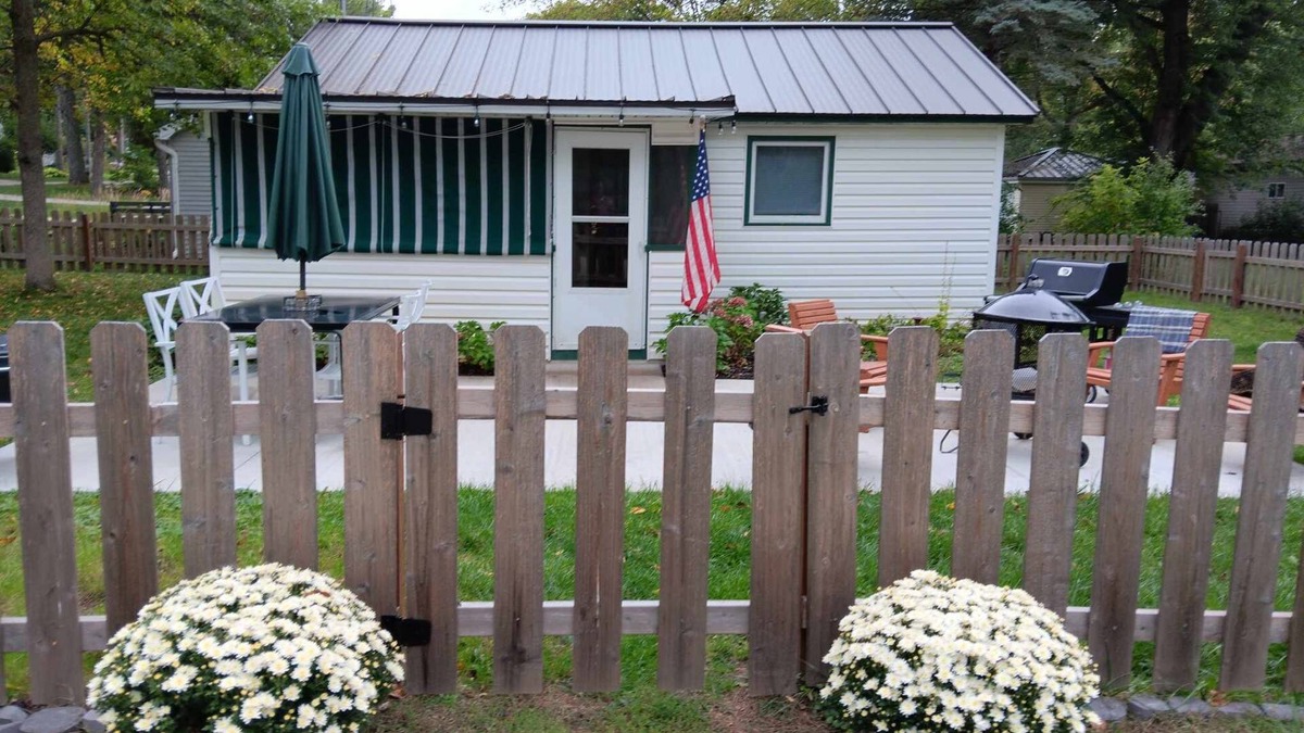 Markesan Cottage | 5 Stars! Fall is magical in Green Lake!