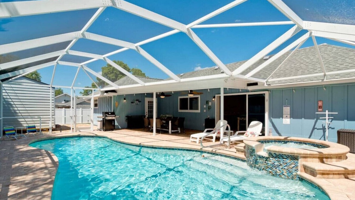 West Bradenton House | 5 stars! ⭐️? HotTub&Pool-4BR/2BA 5 miles to beach!