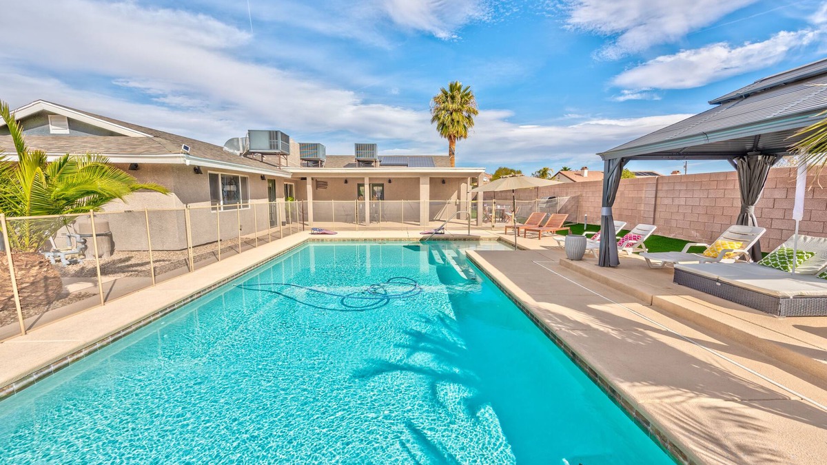 Enterprise Villa | 5 stars Villa! Modern! Central! Big Pool & Back Yard! Enjoy.