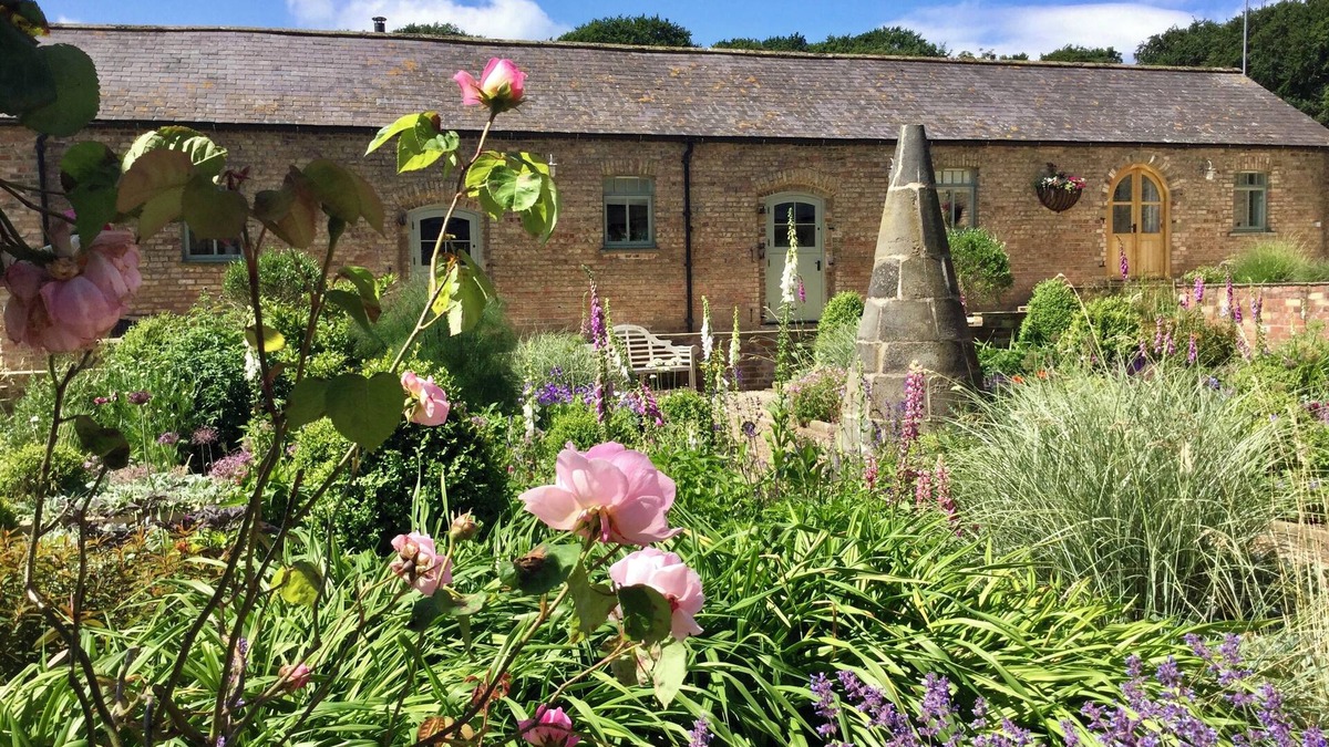 Huggate House | 5* stylish, luxury barn conversion, private hot tub, fabulous views