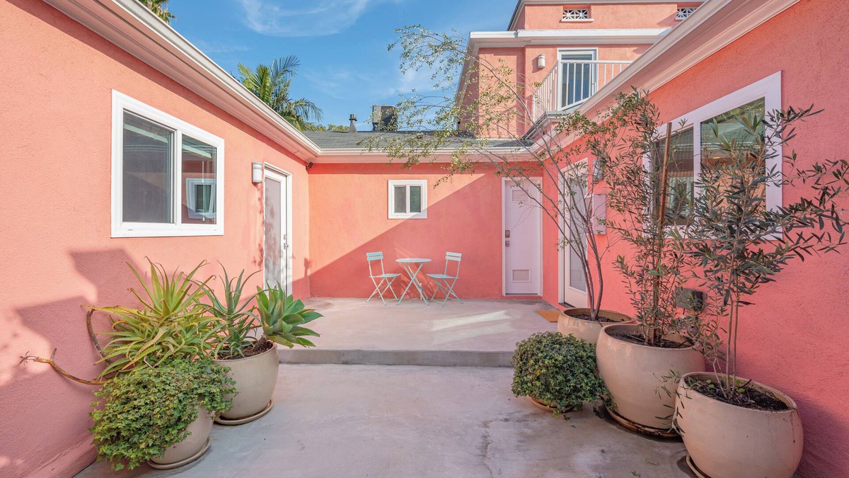 Hollywood Hotel | 5 Units in Heart of Hollywood | Remodeled Art Deco | Pink Revival by AvantStay