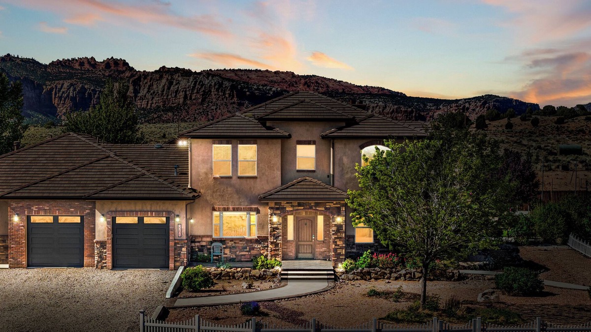 Fredonia House | 50 miles from Zions Park/Desert Oasis with hot-tub