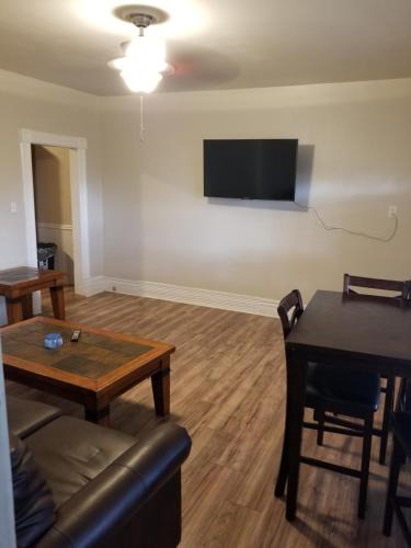 Cheyenne House | 500/502 W 23rd St
