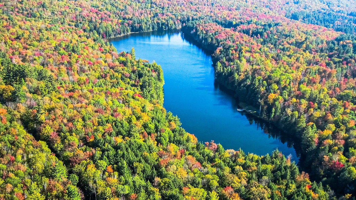 Londonderry House | 500 acre historic property w/private fishing lake, skiing + all-season fun