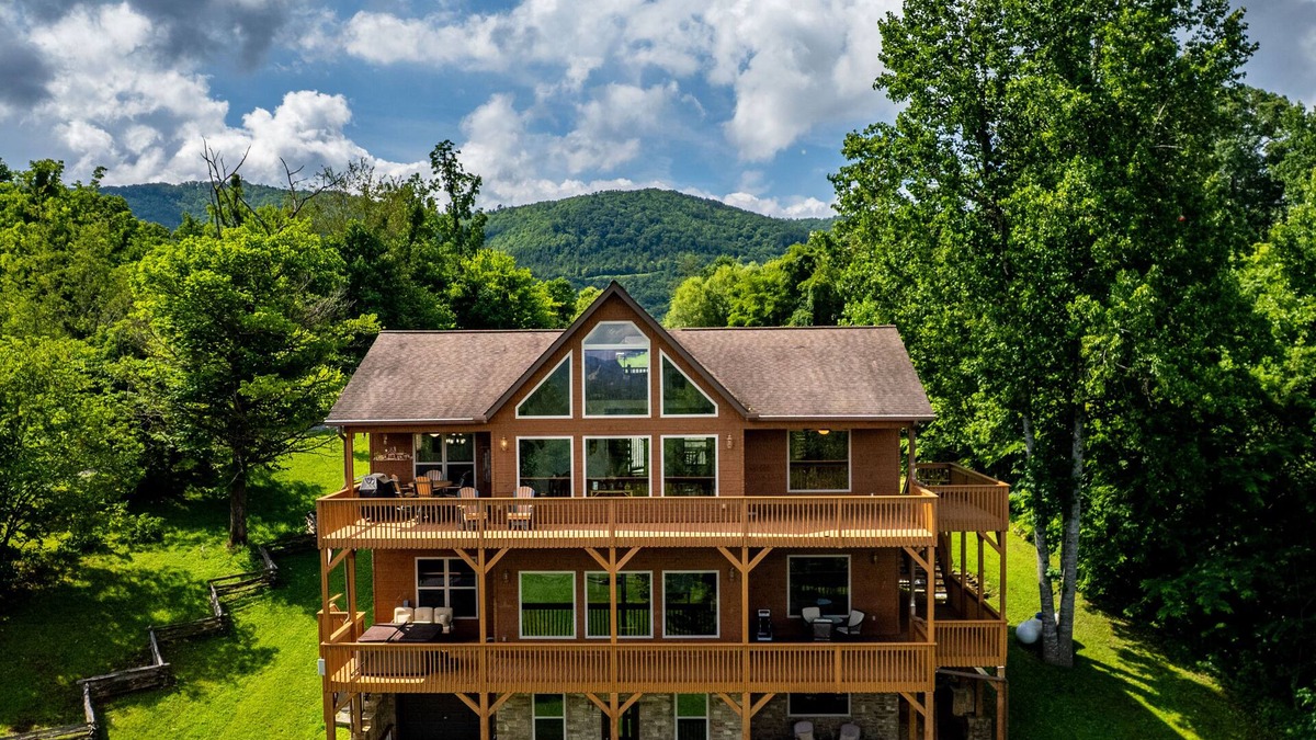 Cosby Cabin | 5000 Sq, Ft, Cabin on 1 Acre-Beautiful Views-Dogs Allowed