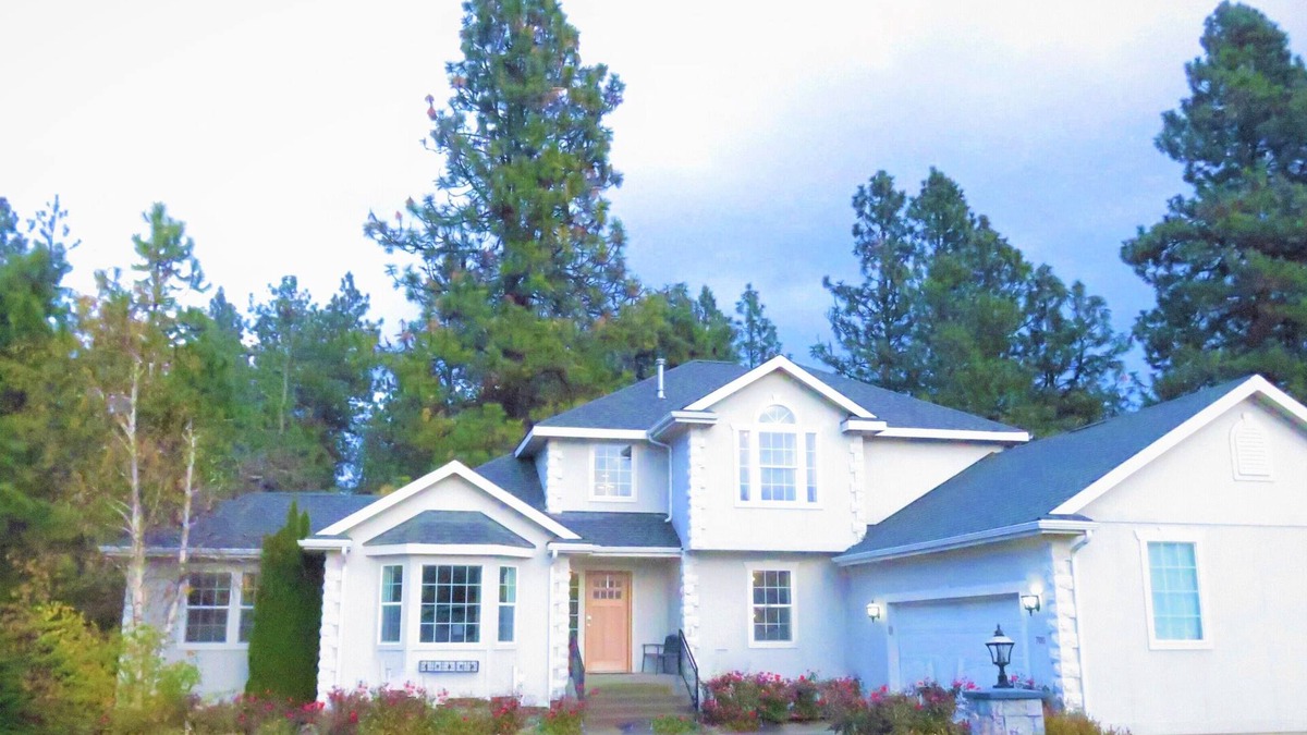 Spokane House | 5000s/f Luxury Home+HotTub w/a View Large Groups Welcome POOLTABLE PING PONG+Mor