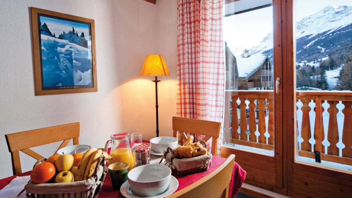 Val Cenis Apartment | 50m from ski slopes, fitness, swimming pool, balcony, tv, 50m², Val Cenis