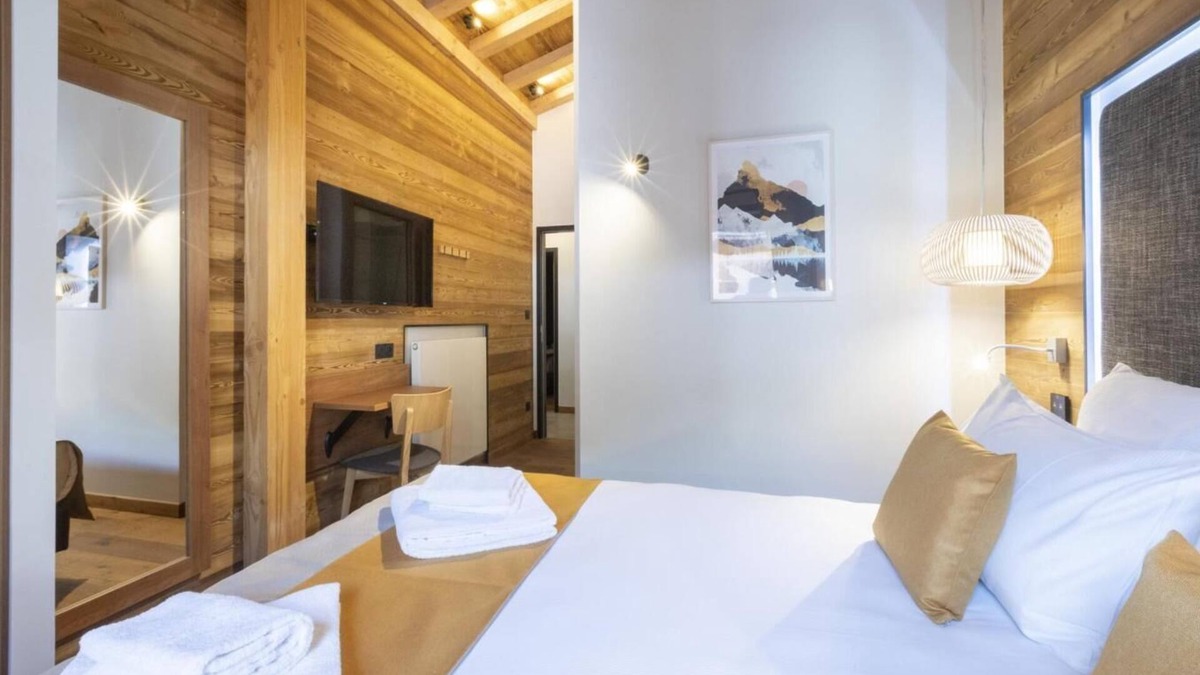 Lanslevillard Apartment | 50m from ski slopes, fitness, swimming pool, sauna, hammam, balcony, fireplace or stove, tv