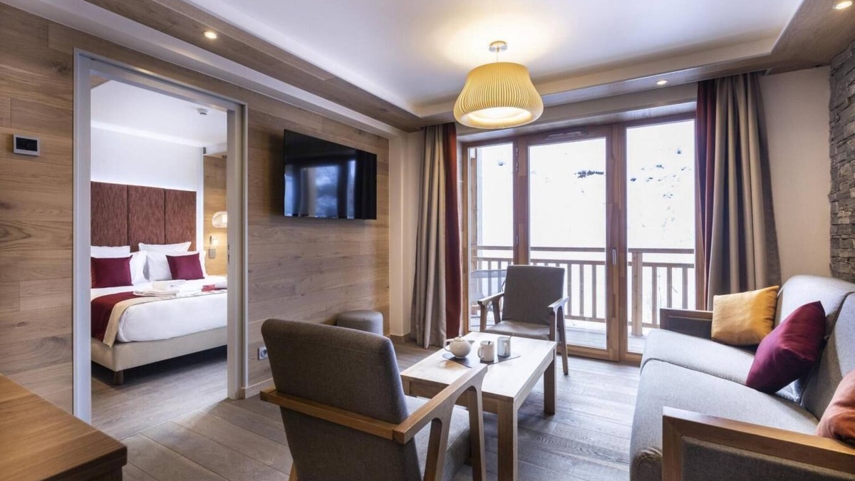 Lanslevillard Apartment | 50m from ski slopes, fitness, swimming pool, sauna, hammam, balcony, fireplace or stove, tv