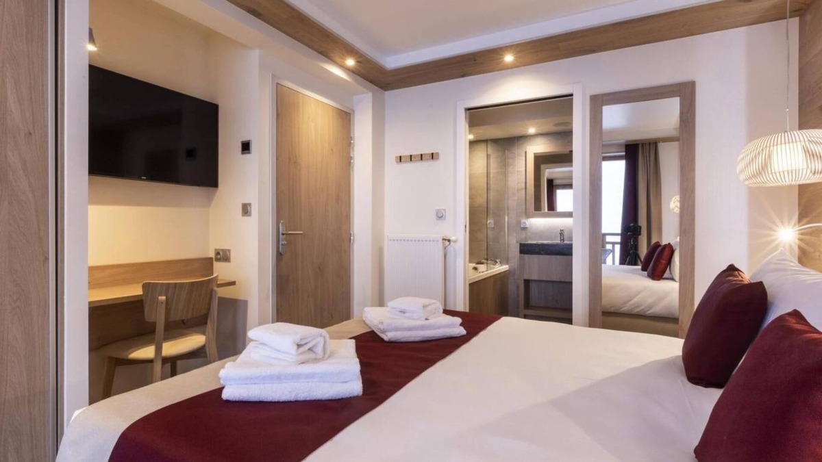 Lanslevillard Apartment | 50m from ski slopes, fitness, swimming pool, sauna, hammam, balcony, fireplace or stove, tv