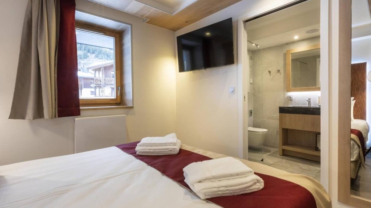 Lanslevillard Apartment | 50m from ski slopes, fitness, swimming pool, sauna, hammam, balcony, fireplace or stove, tv