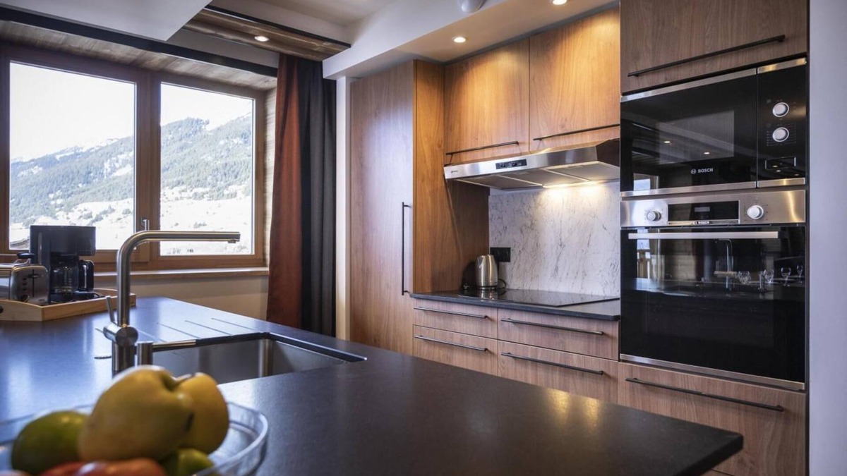 Lanslevillard Apartment | 50m from ski slopes, fitness, swimming pool, sauna, hammam, balcony, fireplace or stove, tv