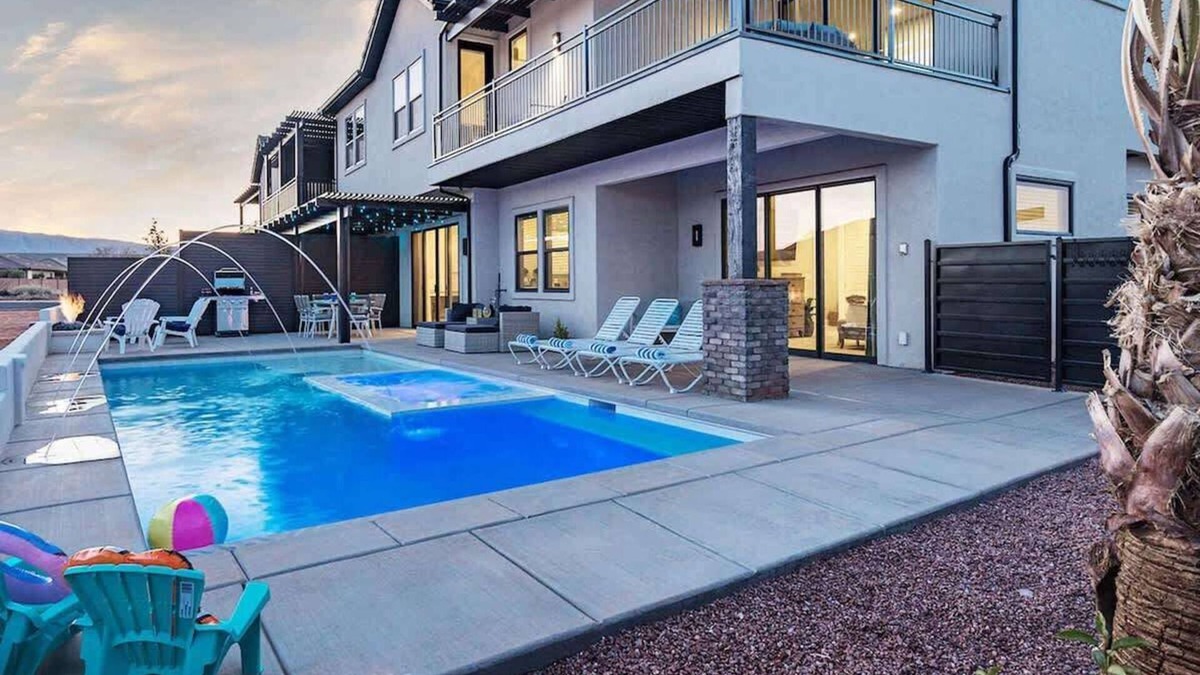 Santa Clara House | 52-53| Poolhouse Duplex in St George with 2 Pools and Hot Tubs
