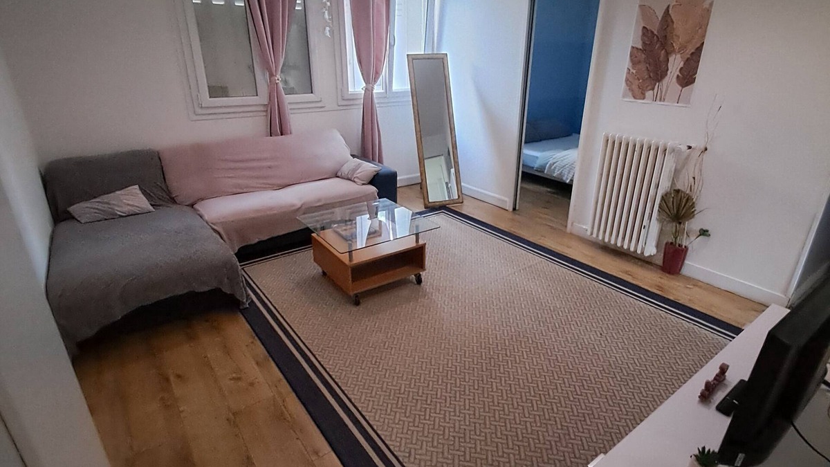 Les Pavillons-sous-Bois Apartment | 52m2 first floor apartment, 2 bedrooms, private parking