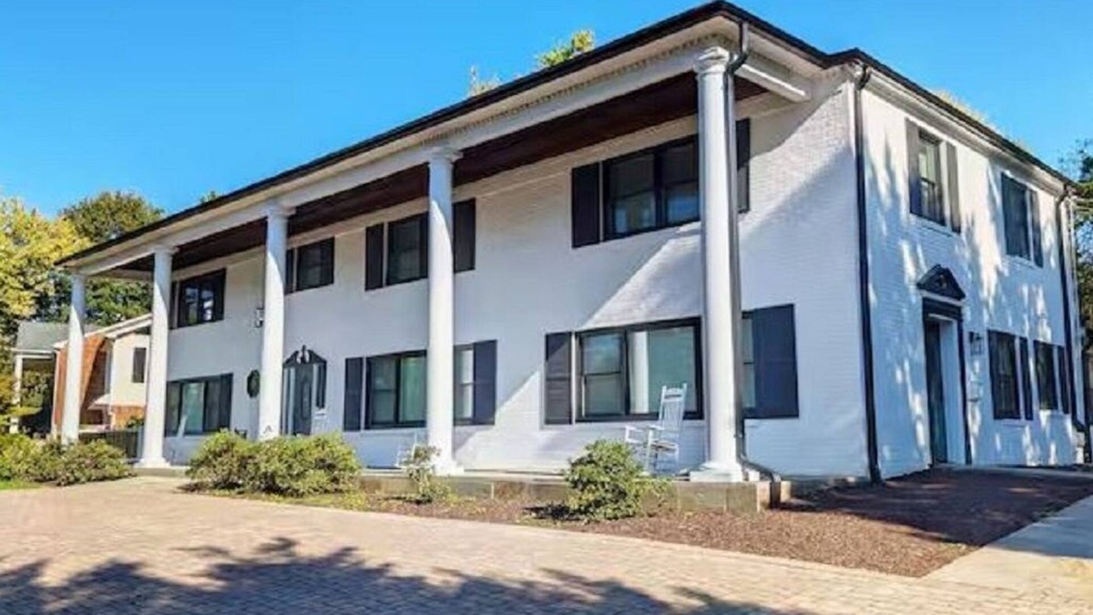 Seminary Hill House | 5300sqft Home 10 Mins to Washington DC Sleeps 20+