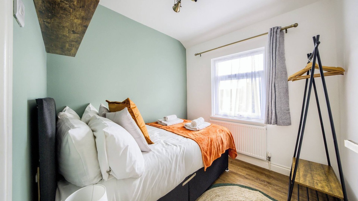 Acresford House | 53QMC Sleeps 9| Driveway |Pool Table I Parking