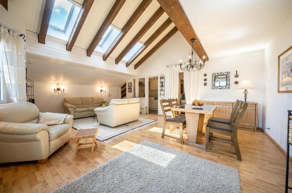 Vulpera Apartment | 5401 Grosszuegige Dachgeschoss-Wohnung mit Parkettboden und Balkon - Moderne und helle Gestaltung