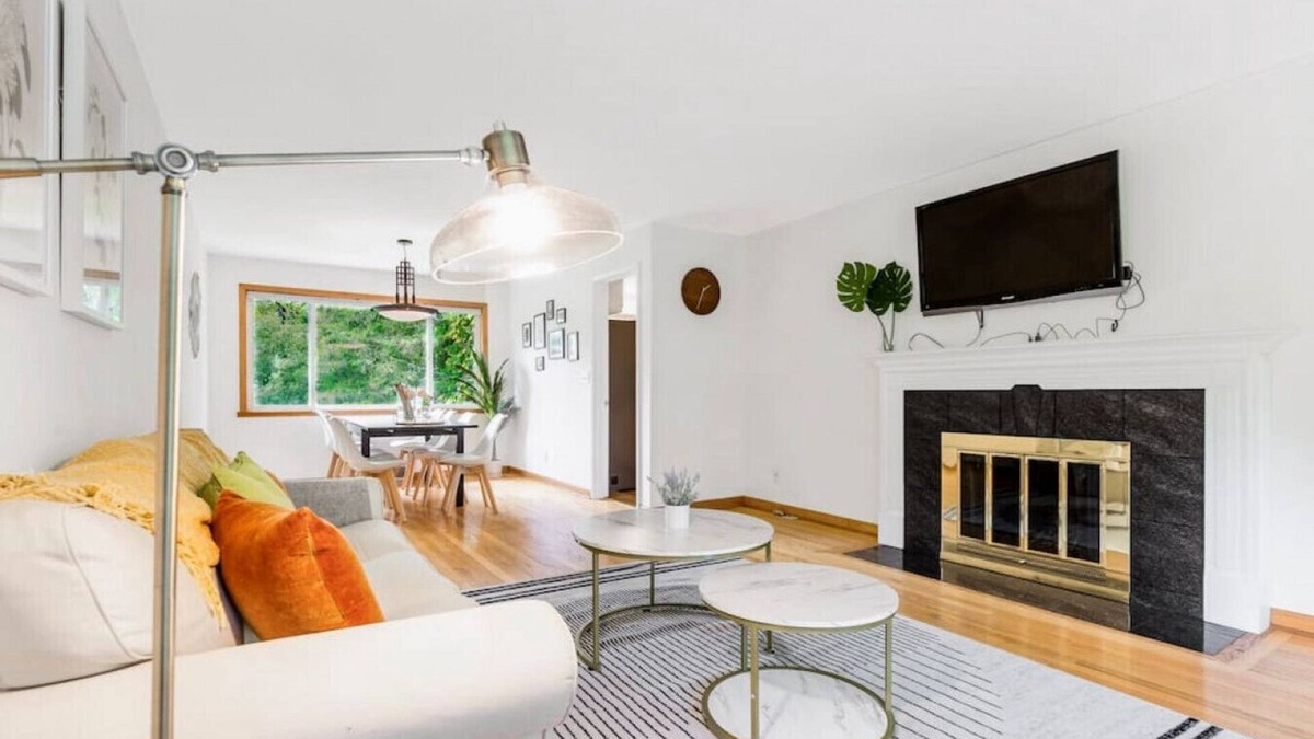 Pinehurst House | 547 Northgate · Cheerful 4b3b house in North Seattle/10 mins to UW