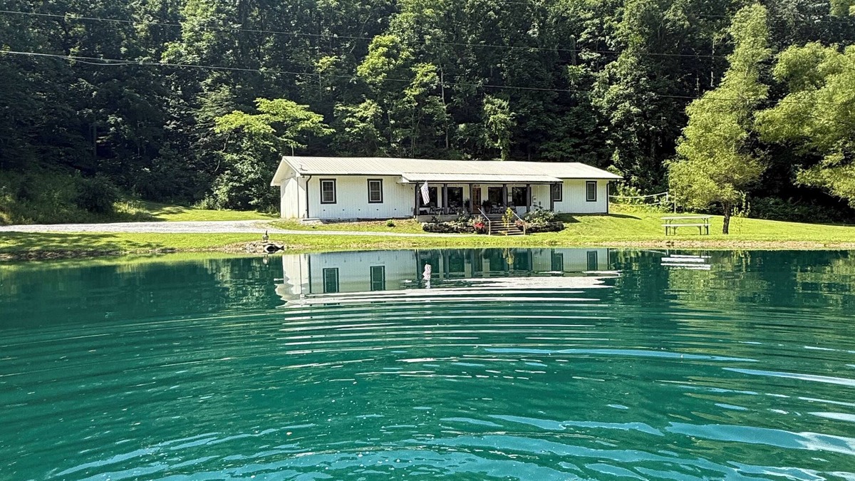 Kedron Cabin | 55 ACRE GATED ESTATE, RUSTIC MOUNTAIN LODGE, SPRINGWATER LAKE, HIKING & FISHING