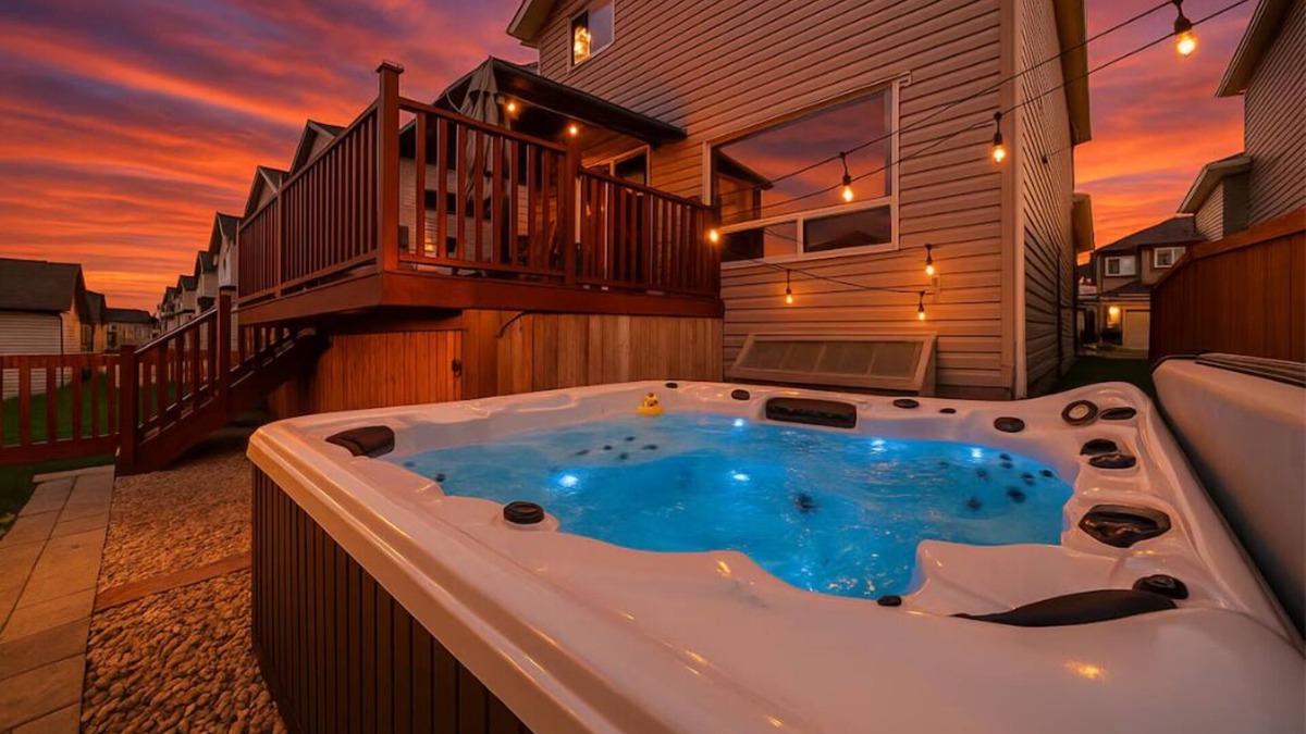 Southeast Edmonton House | 5BD Jungle Oasis - HotTub - BBQ - KingBed - Games - Garage