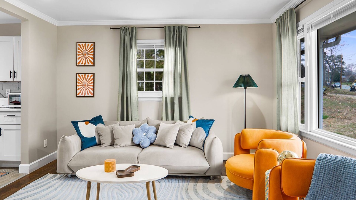 Paw Creek House | 5bd Vibrant Haven: Basketball - 10mins to Airport