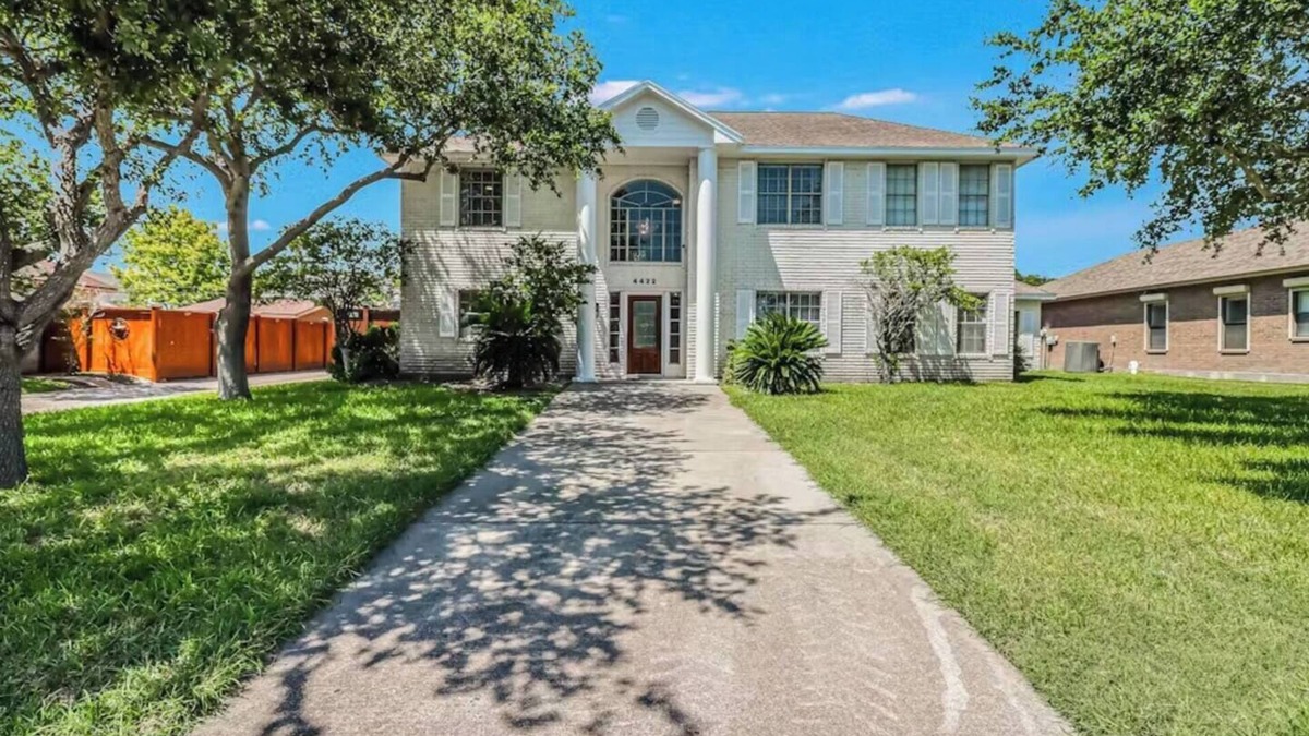 South Side House | 5BDR SpaciousFamilyGetaway+Pets OK+BBQ+LargeYard