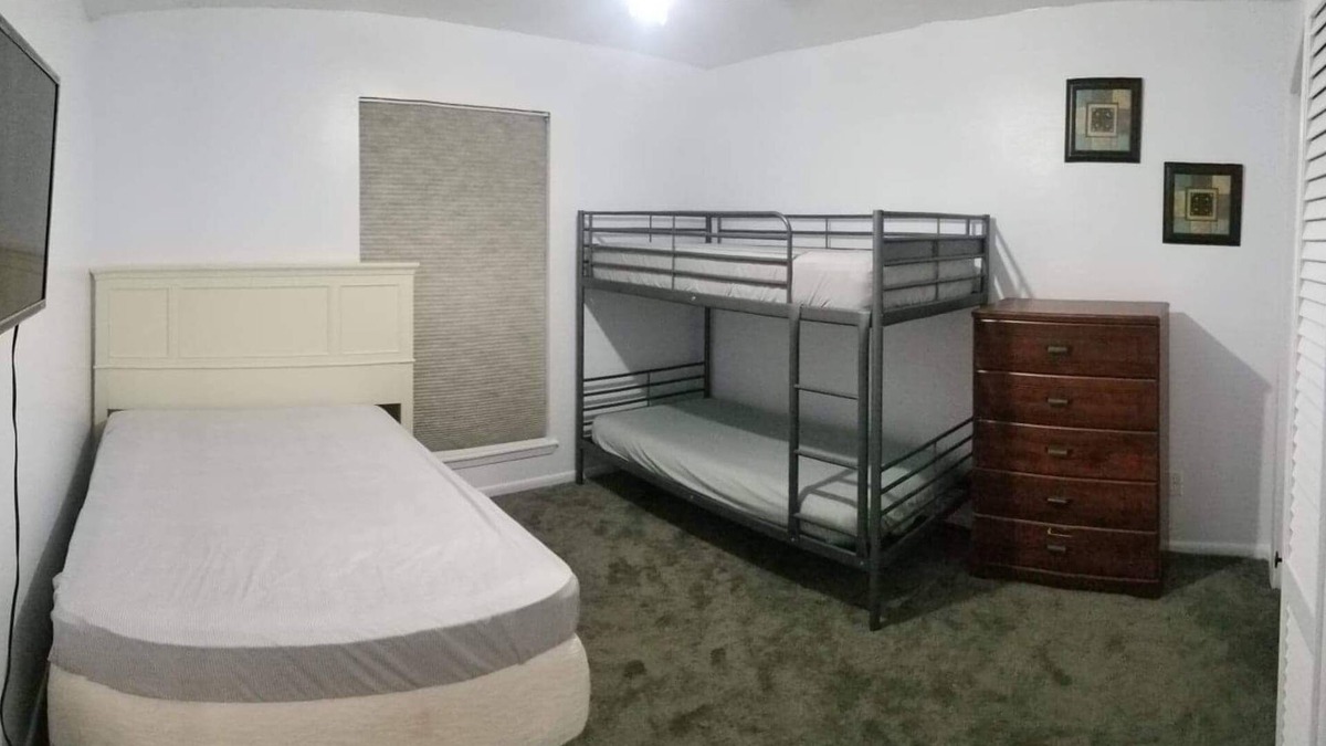 Houston House | 5Bdrm 2.5 Bath 12 Beds, Spacious home!