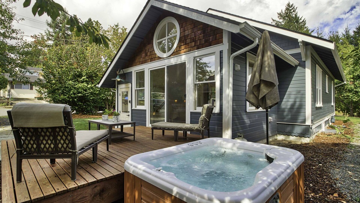 Northwest Olympia House | 5bdrm Craftsman with a hot tub and BBQ in a wonderful neighborhood
