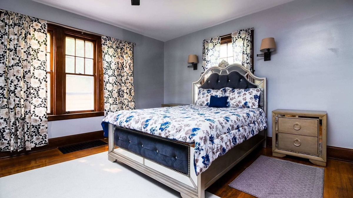 Niagara Falls House | 5BR, 1.5 BA close to Niagara Falls State Park
