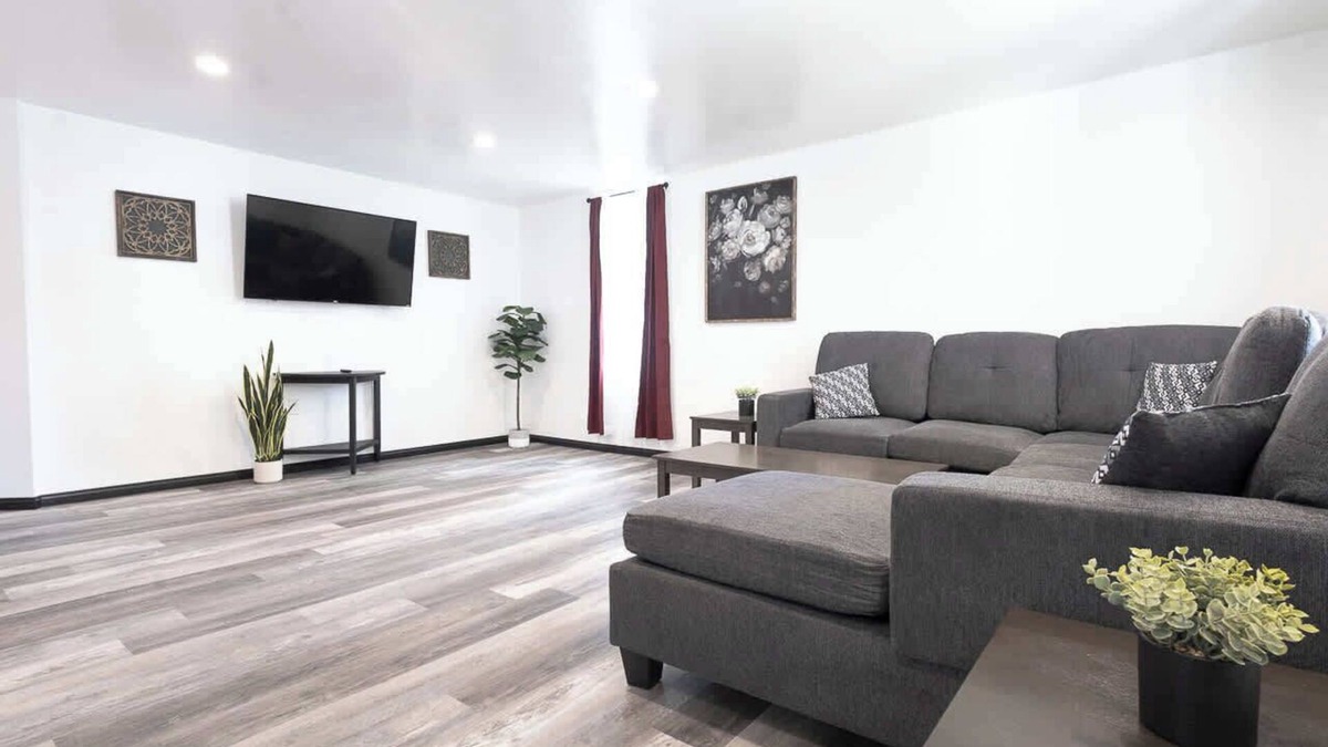 Niagara Falls House | 5BR, 2BA close to Niagara Falls State Park
