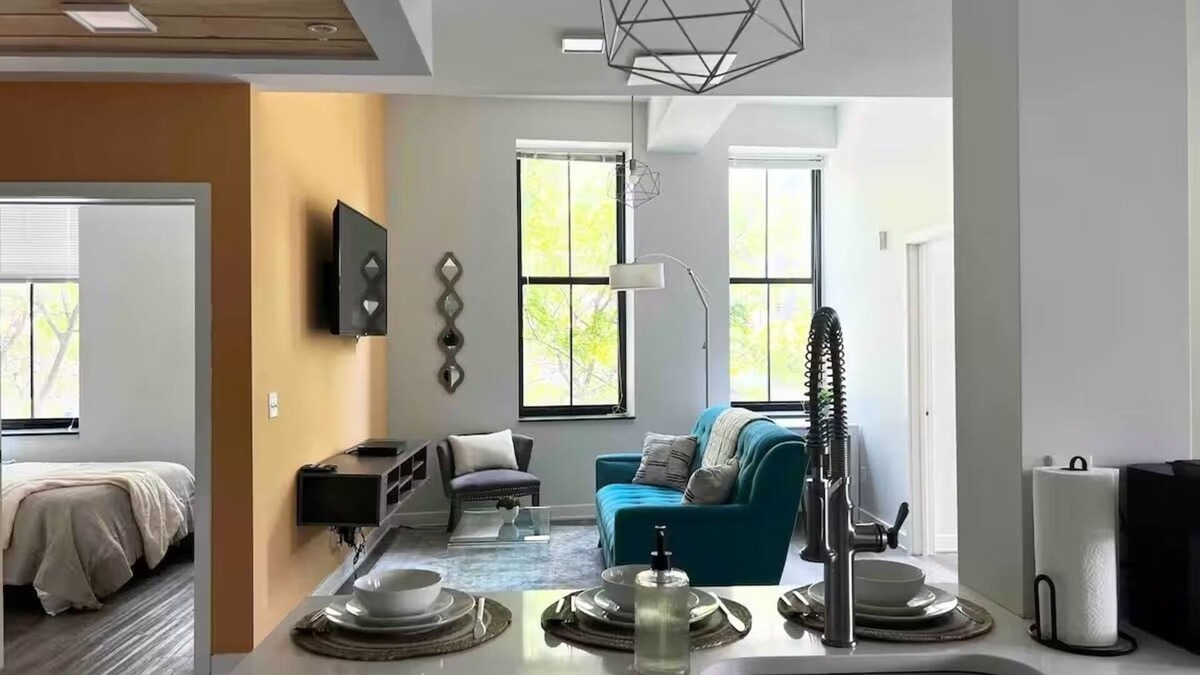 Downtown Apartment | 5BR 2BA Sleeps 10 Downtown Near CC/Theaters