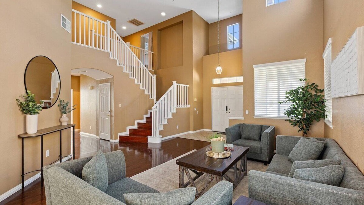 Riverside House | 5BR/3BA | Queen Beds | Family Home in Riverside