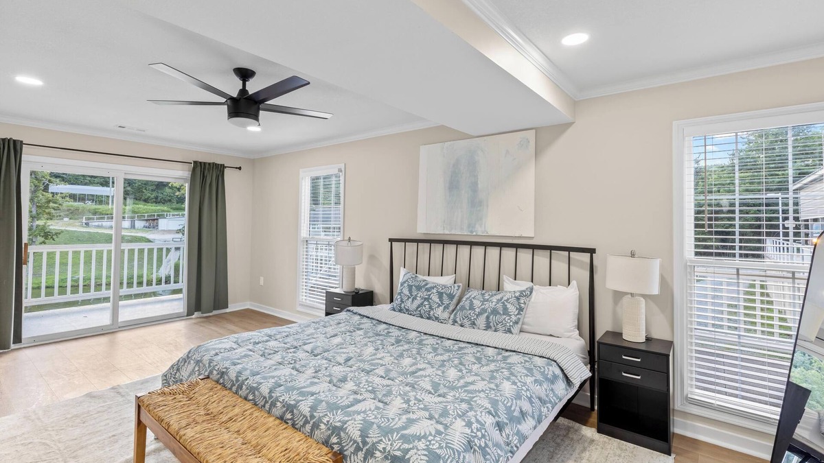 Edwards House | 5br, 3bath Lakefront Retreat w/dock and grill