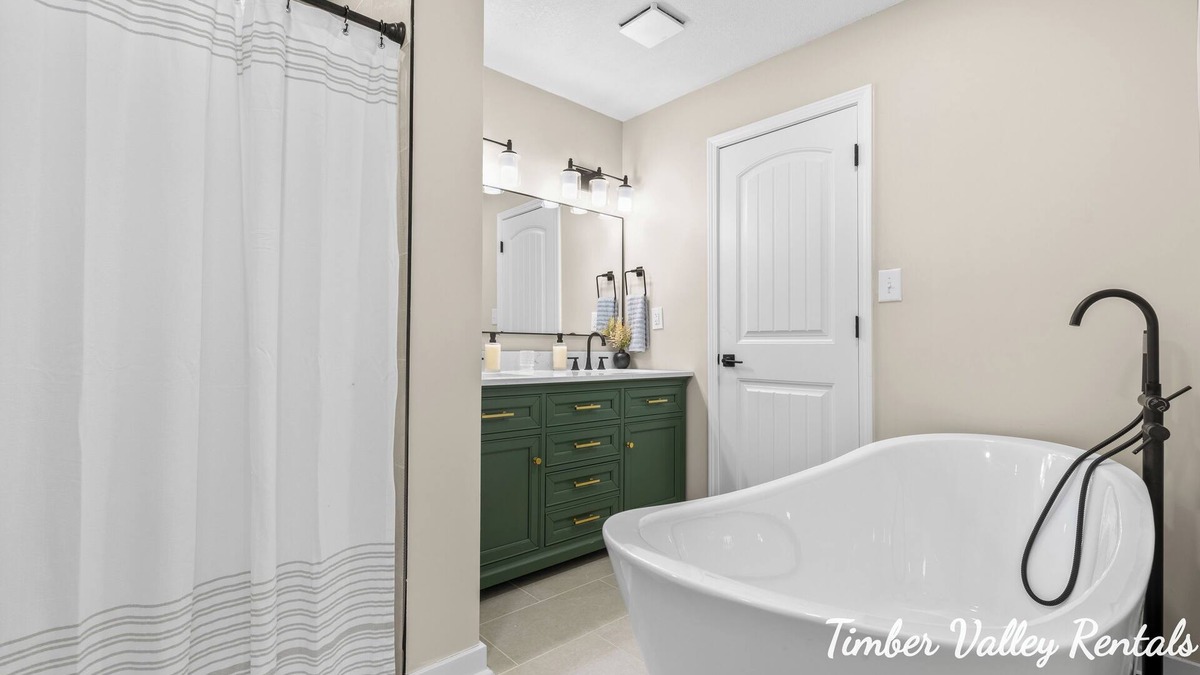 Edwards House | 5br, 3bath Lakefront Retreat w/dock and grill