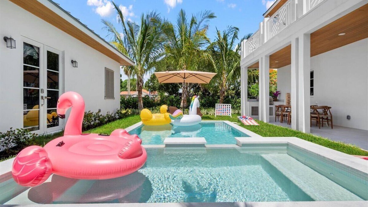 College Park House | 5BR/7BA Lux Pool with Guest House-5 min from Beach