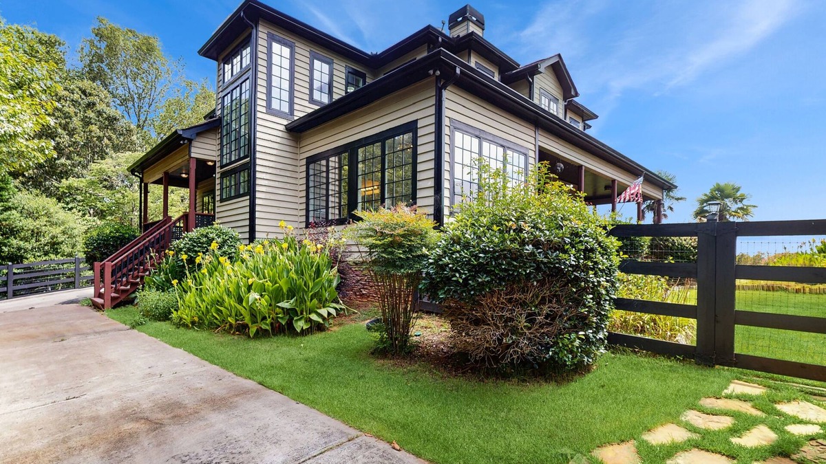 Talking Rock Cabin | 5BR and 3.5BA cottage w/porch, access to shared infinity pool & hot tub