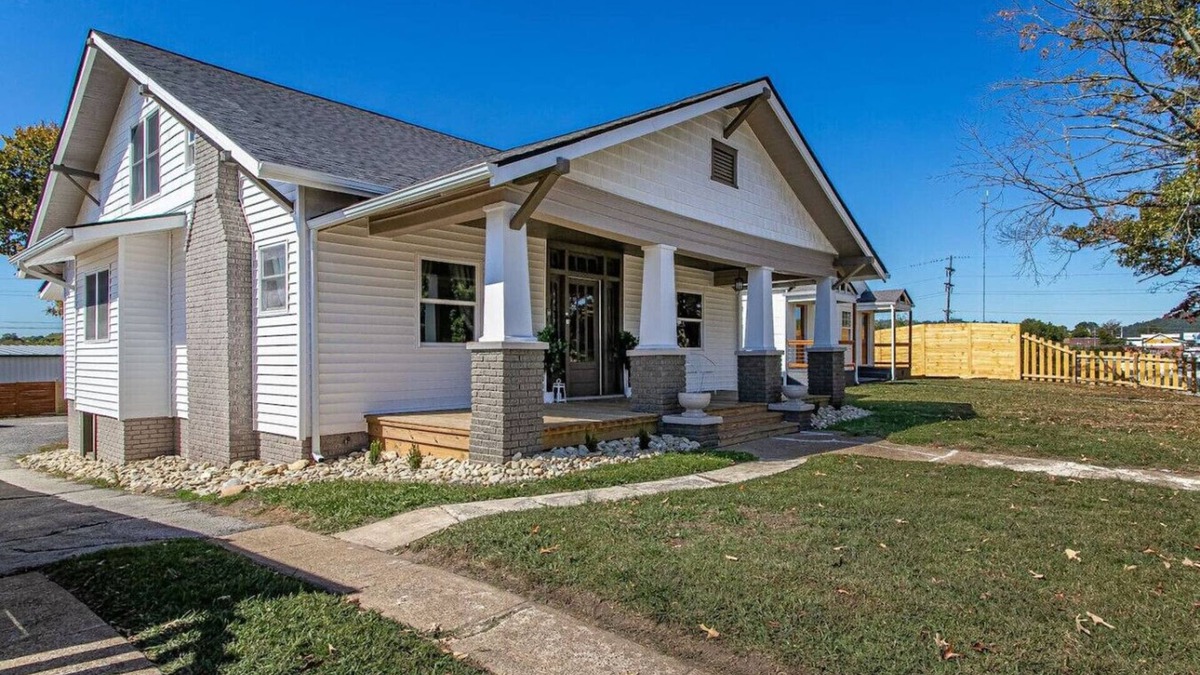 Knoxville House | 5BR Happy Holler Home >3 min to Downtown + Deck