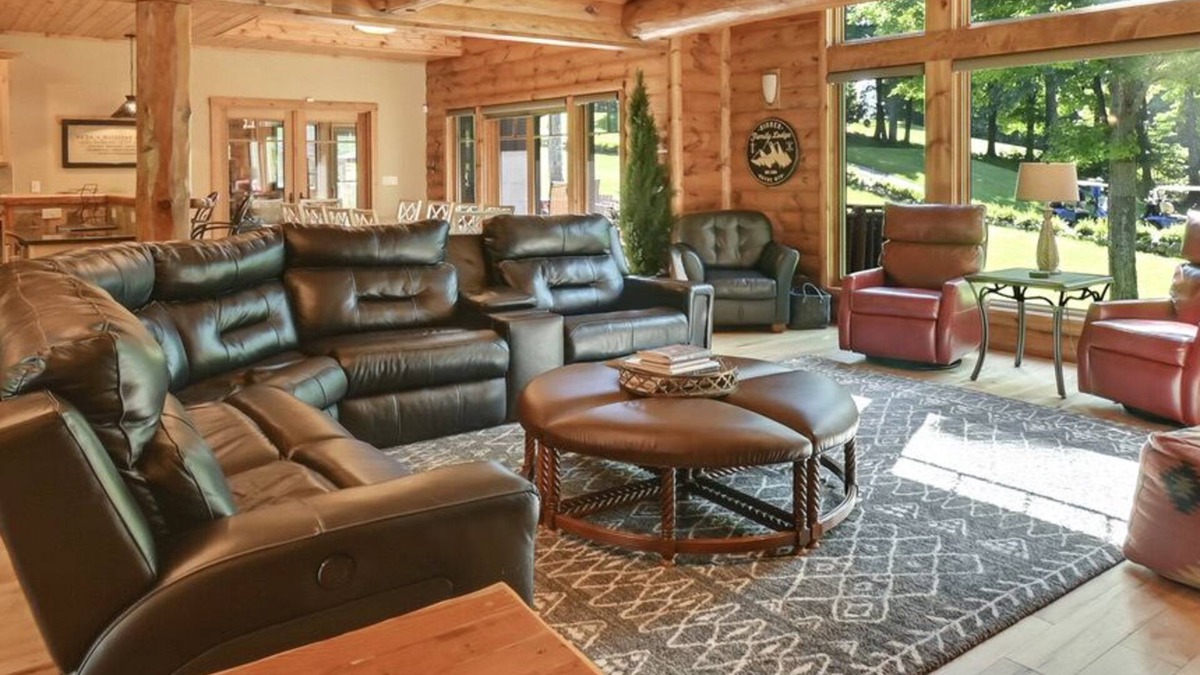 Boyne Falls House | 5BR Luxurious Ski In/Ski Out Lodge | Private Hot Tub | Gated Community