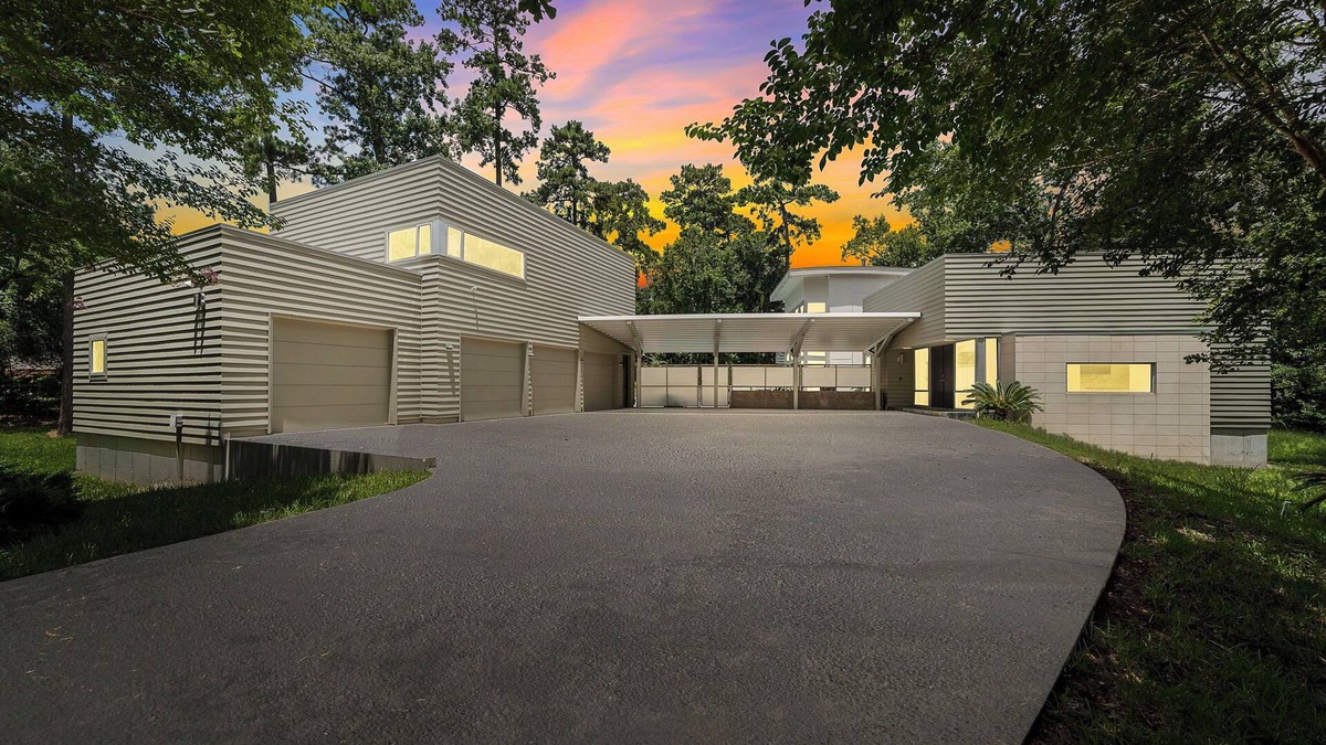 The Woodlands House | 5BR+ Modern Home, Pool, Gym, 2 Kitchens, 1 Acre Estate.