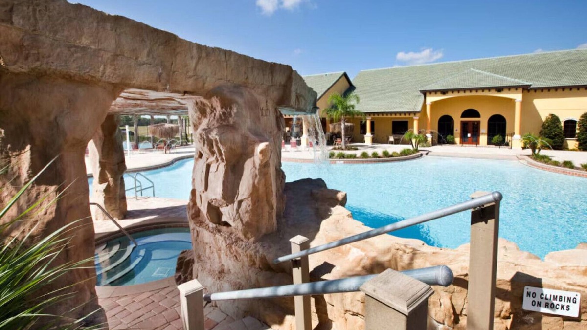 Historic Downtown Kissimmee Apartment | 5BR Paradise Palms Townhome, POOL, by Disney
